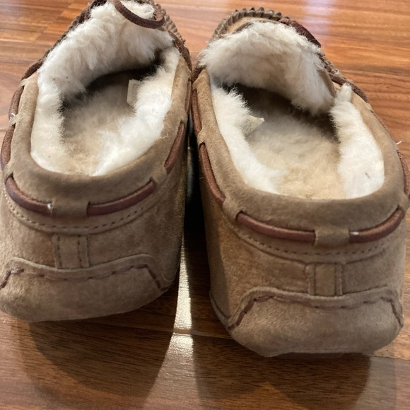 UGG Dakota 5612 Womens Chestnut Suede Sheepskin Slip-On Moccasin Slippers Sz9 - Picture 3 of 14